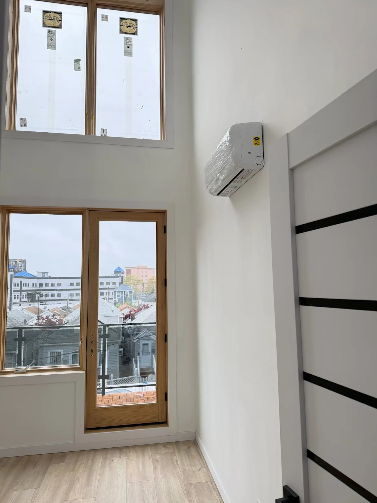 房间内带 WiFi 功能的分体空调室内机安装