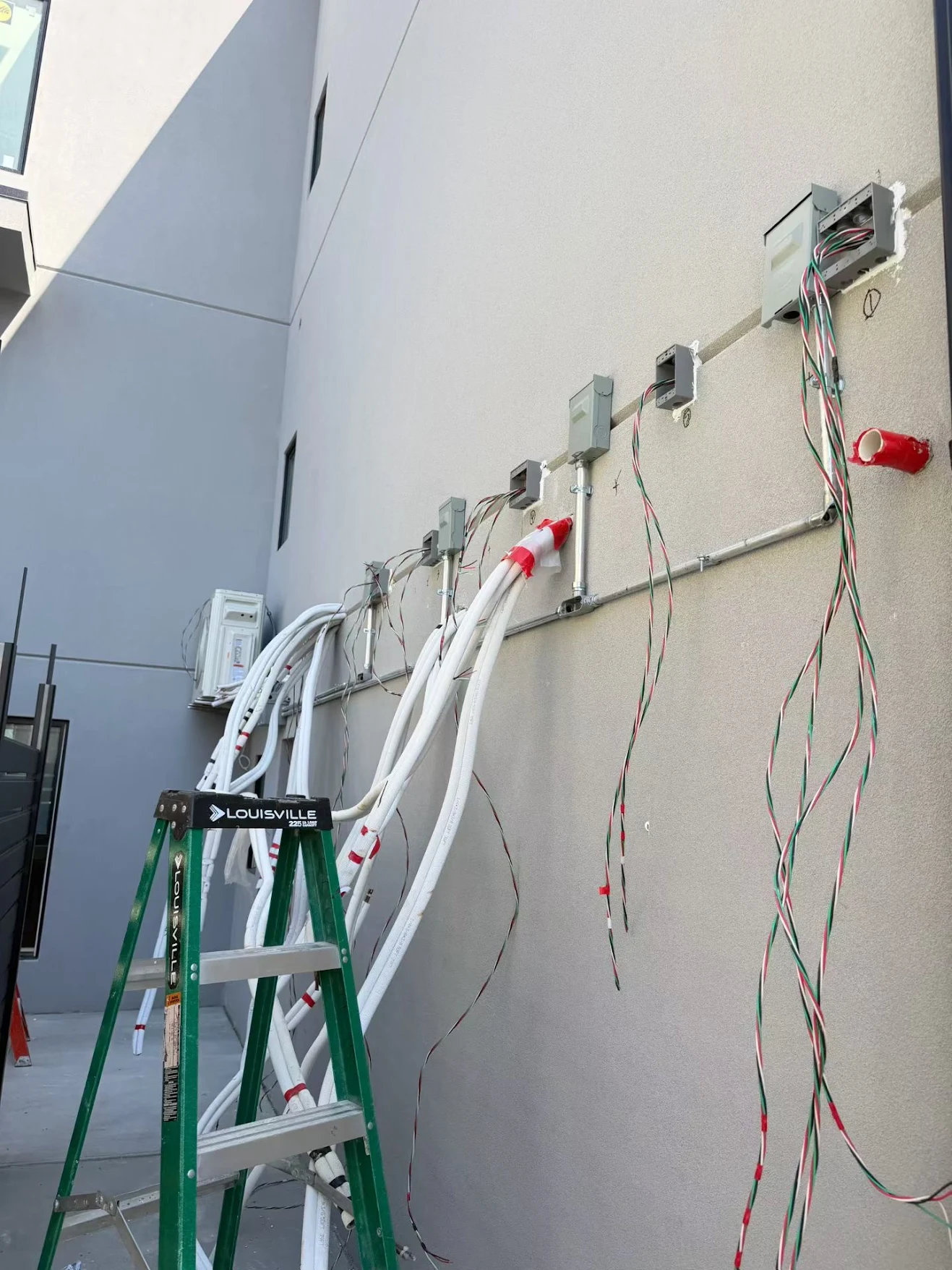 外墙整齐布置的空调冷媒铜管与线路施工